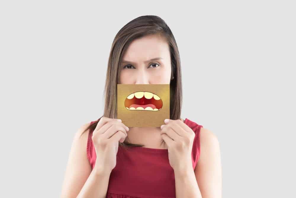 Thực hư chuyện làm răng sứ thẩm mỹ có gây hôi miệng?